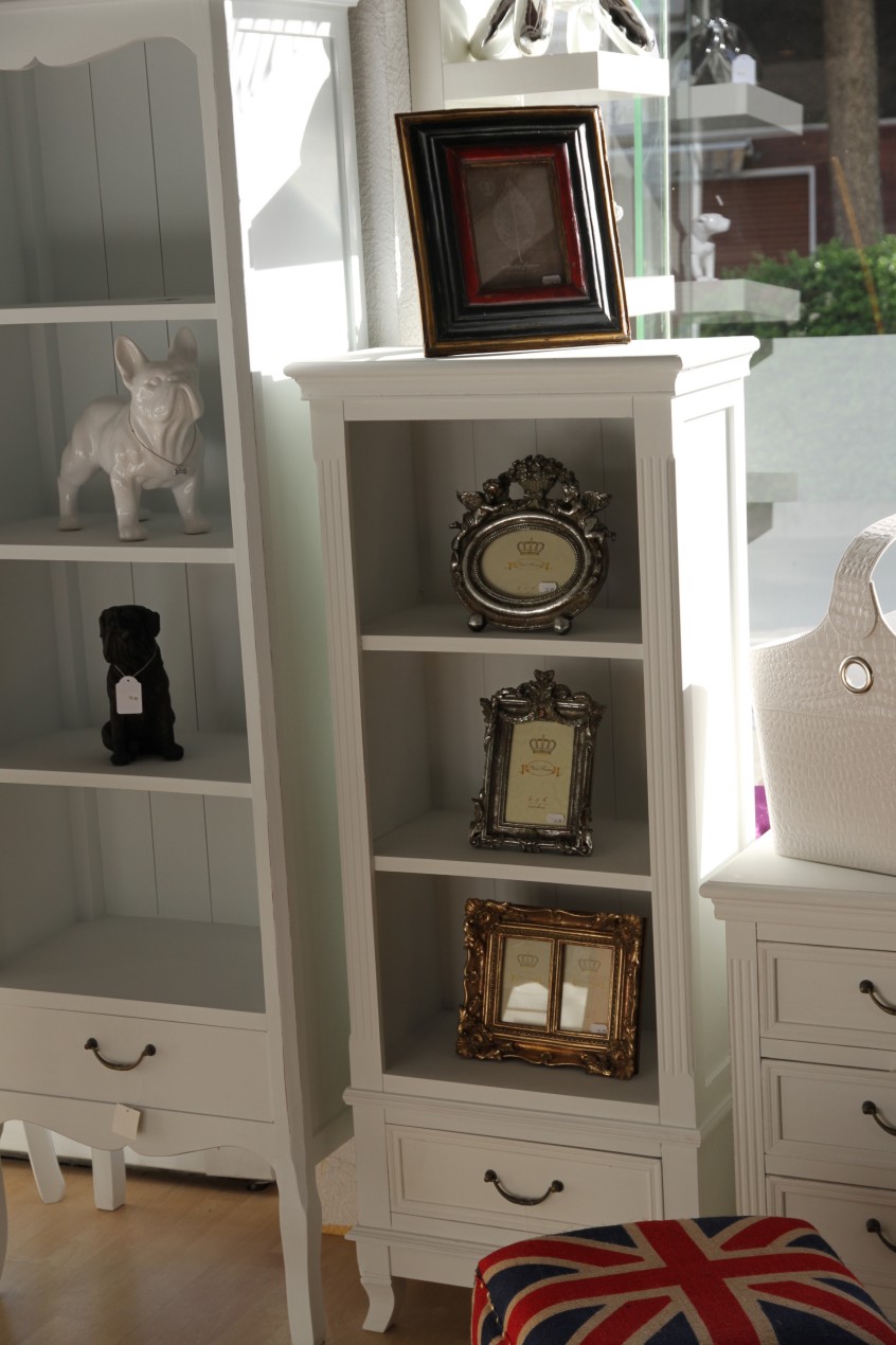Designer Dekoartikel, Barock Bilderrahmen, sowie Bücherregal im Landhaus Stil Look von Casa Padrino