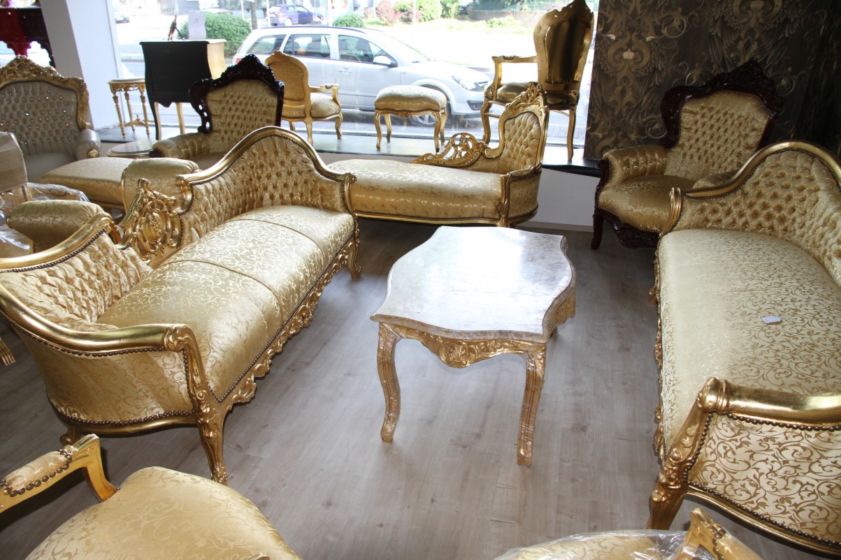 Goldfarbene Barock Prunk Wohnzimmer Möbel bestehend aus Sofa, Hocker, Sessel und Couchtisch aus dem Hause Casa Padrino Essen