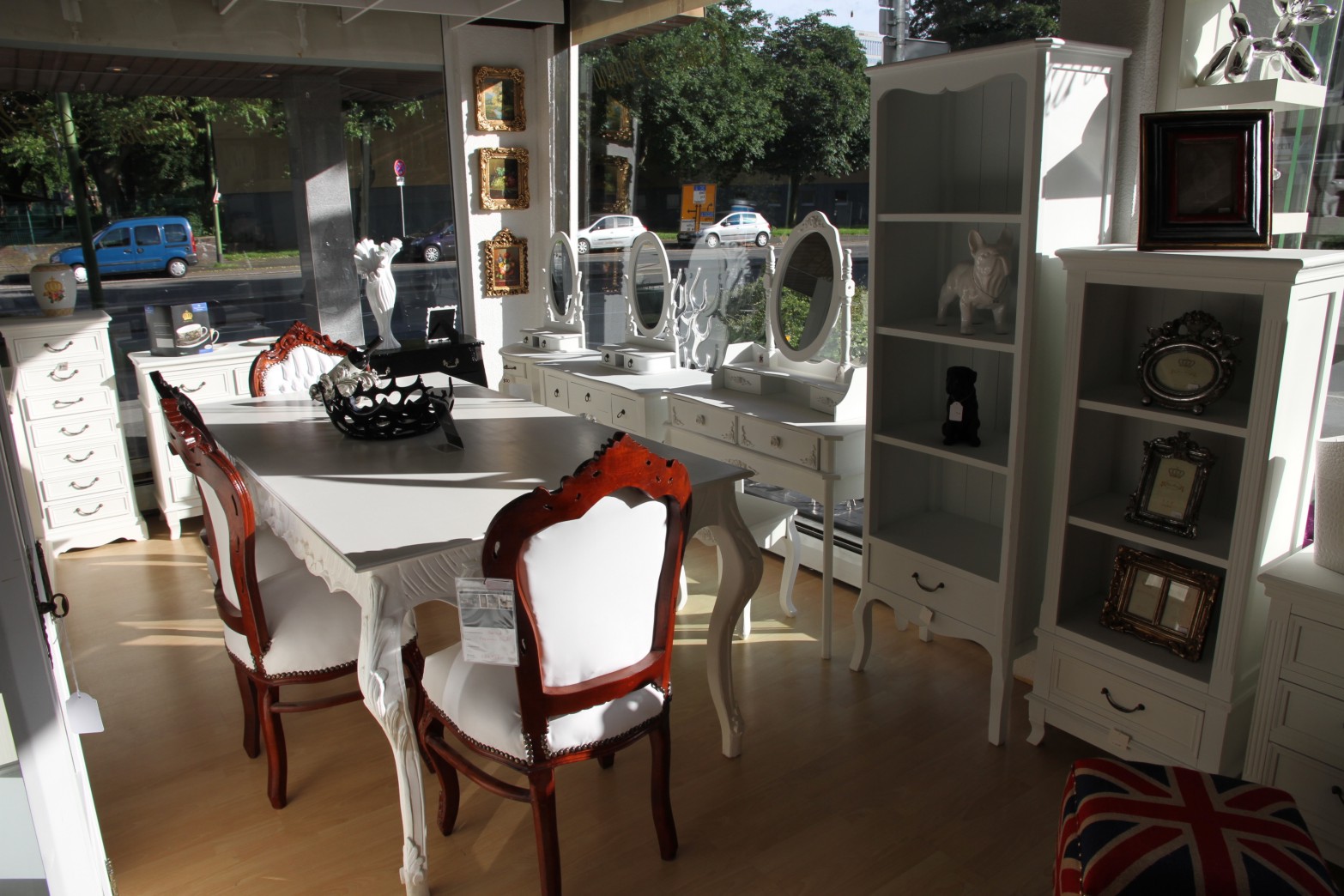 Shabby Chic und Landhaus Stil Möbel kombiniert mit einem Barock Esszimmer Set in weiß/braun aus dem Hause Casa Padrino