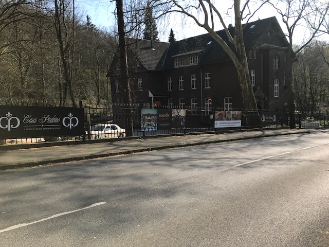 Casa Padrino Luxus Ausstellung im denkmalgeschützen Gebäude aus dem Jahre 1870 in Essen Fischlaken