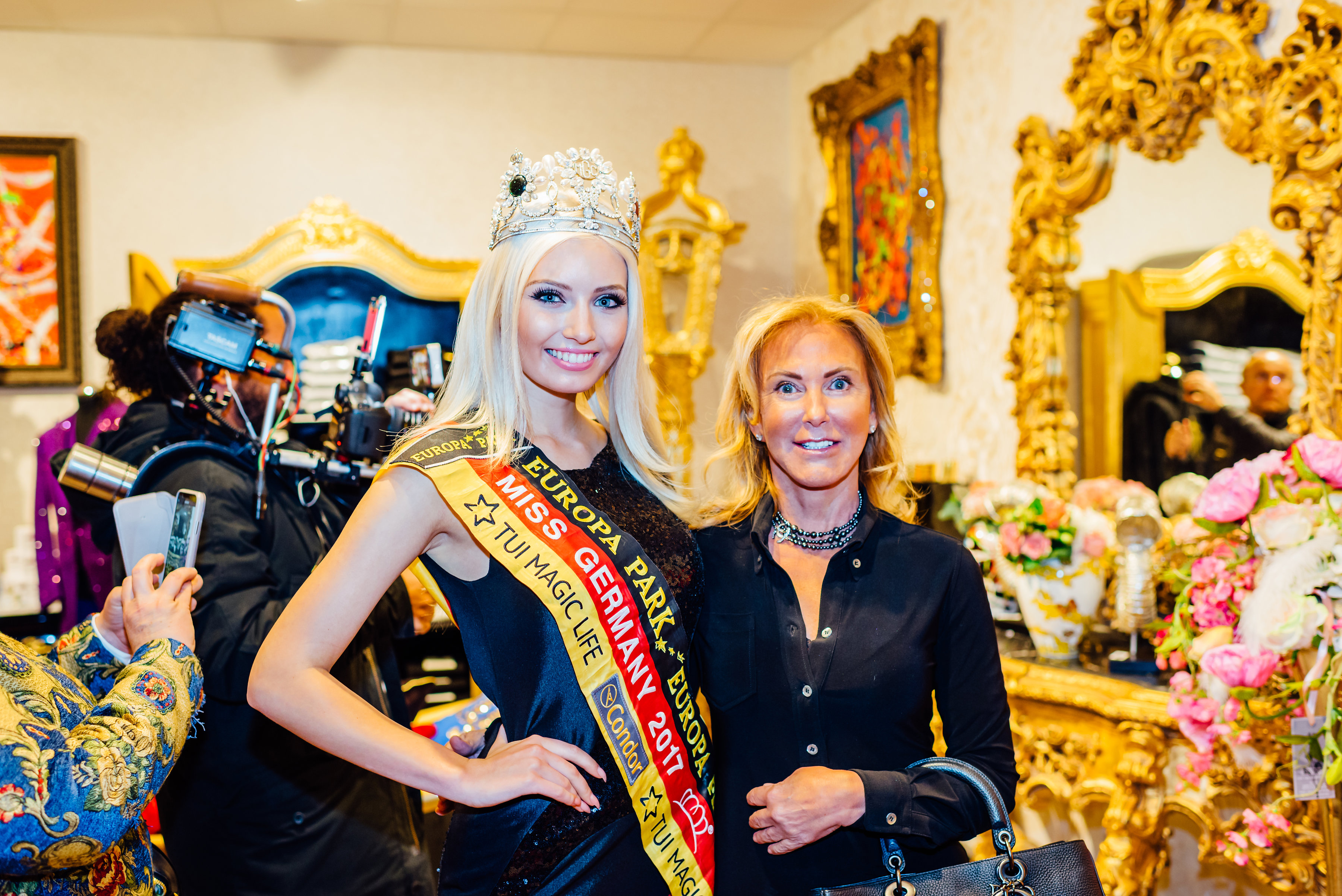 Miss Germany Soraya Kohlmann auf der Pompöös Art Store VIP Party in Bochum mit prunkvollen Möbeln von Pompöös by Casa Padrino